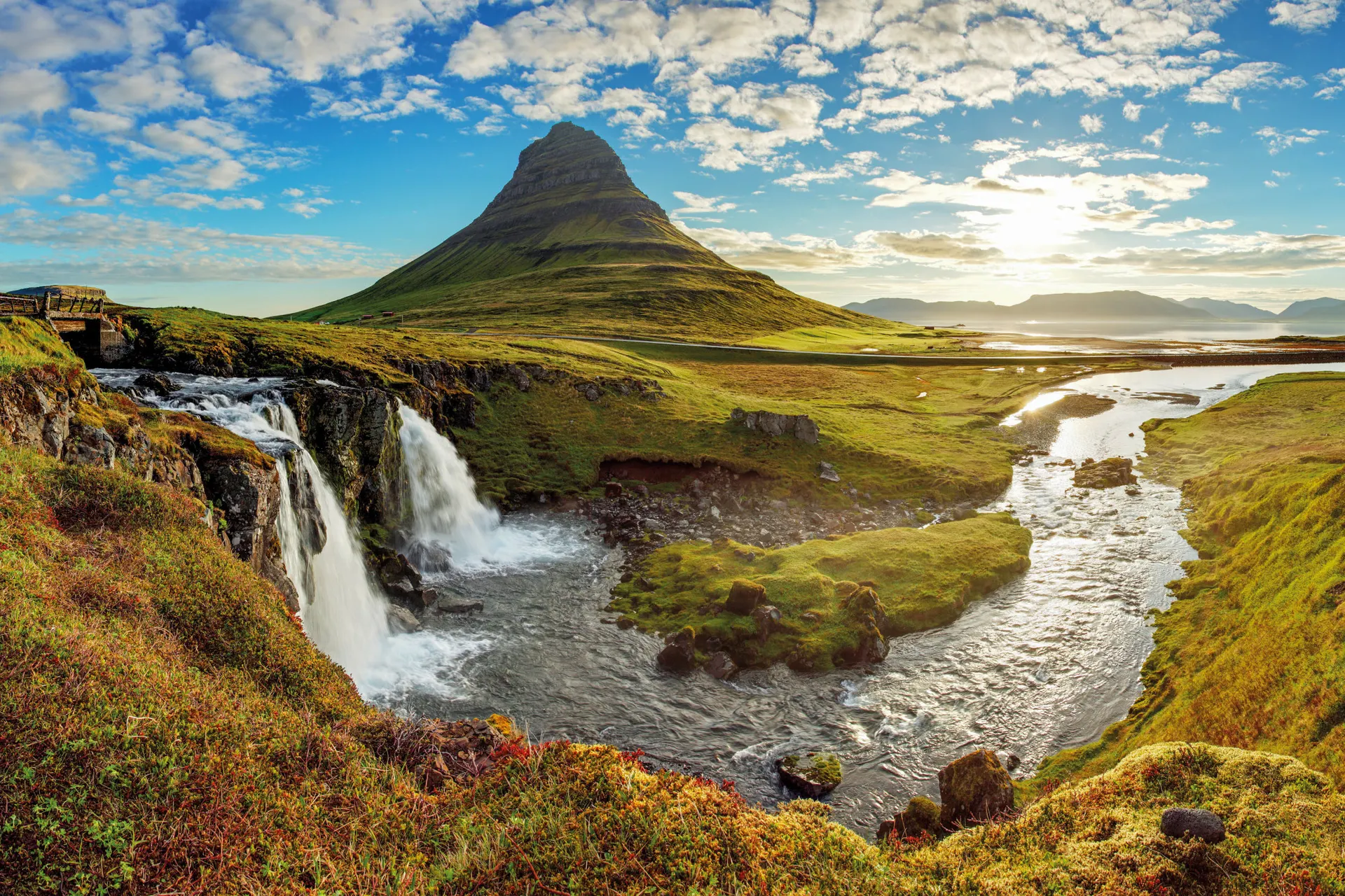 Berg Kirkjufell mit dem Wasserfall Kirkjufellsfoss