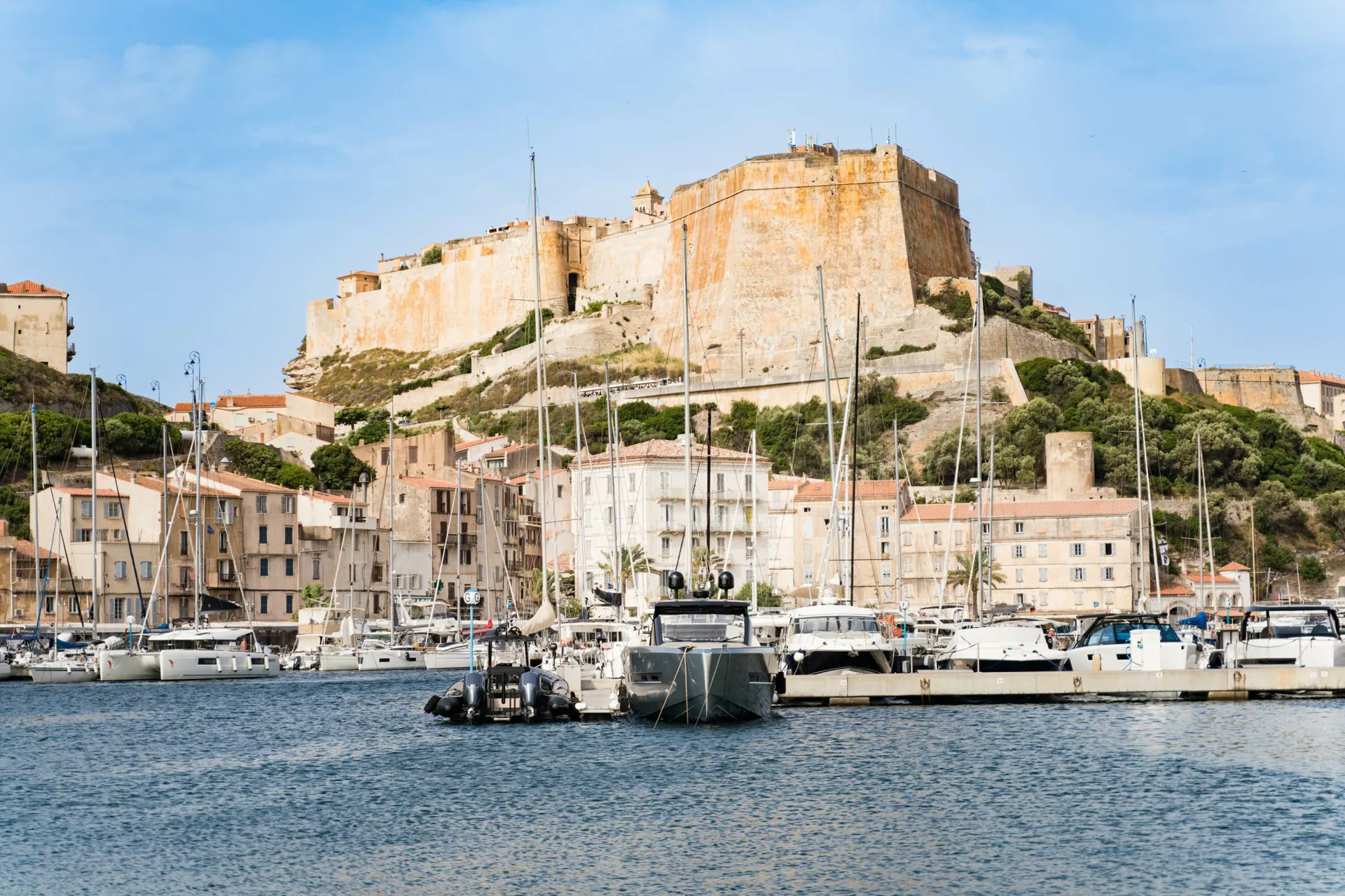 Hafen von Bonifacio mit der Zitadelle im Hintergrund