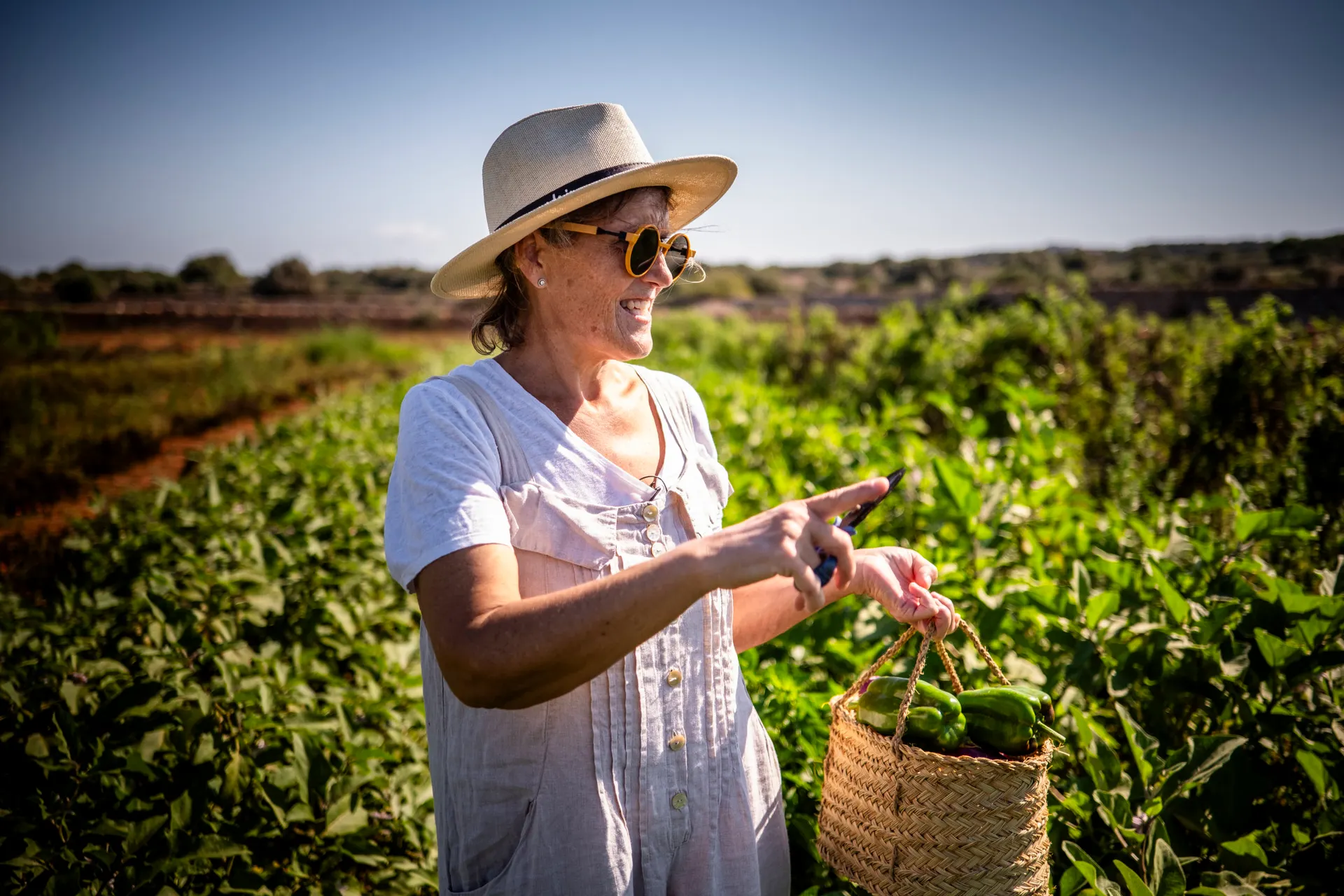 Silvia in ihrem Garten, Menorca