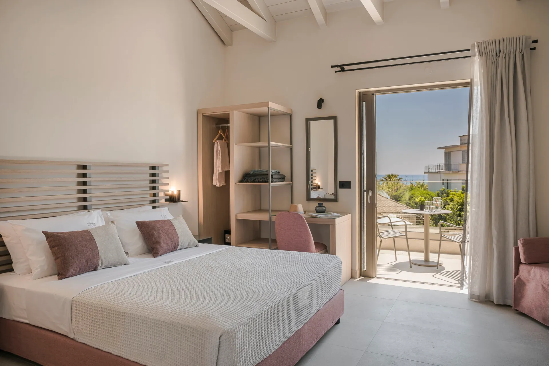 Notos Studios - Studio Superior A